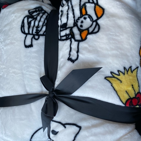 NWT Hello Kitty Plush Halloween Blanket - Picture 4 of 4